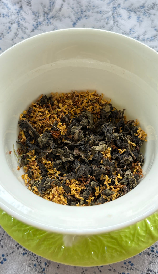 Dry leaf of Golden Jade osmanthus Tieguanyin blend, close-up